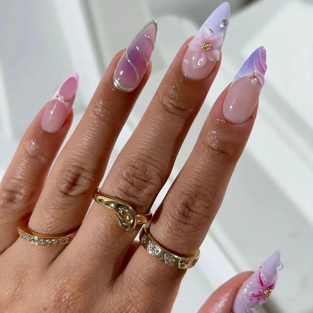 24pcs wearable false nail kit, randomly shipped; almond-shaped pearl starlight false nails; artistic flower press-on nails.